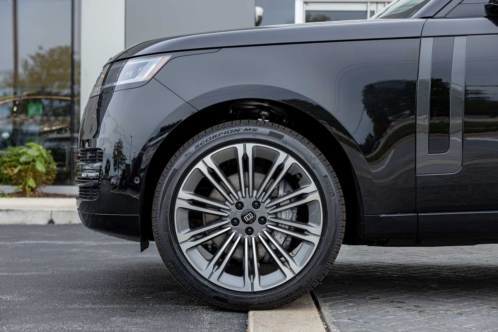 New 2027 Santorini Black Land Rover SE image 9