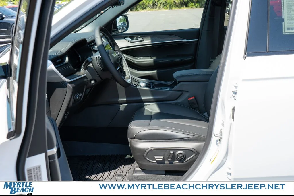 New 2026 Bright White Clear-Coat Exterior Paint Jeep Limited Reserve image 17