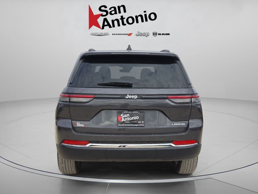 New 2025 Baltic Gray Metallic Clear-Coat Exterior Paint Jeep Laredo X image 13