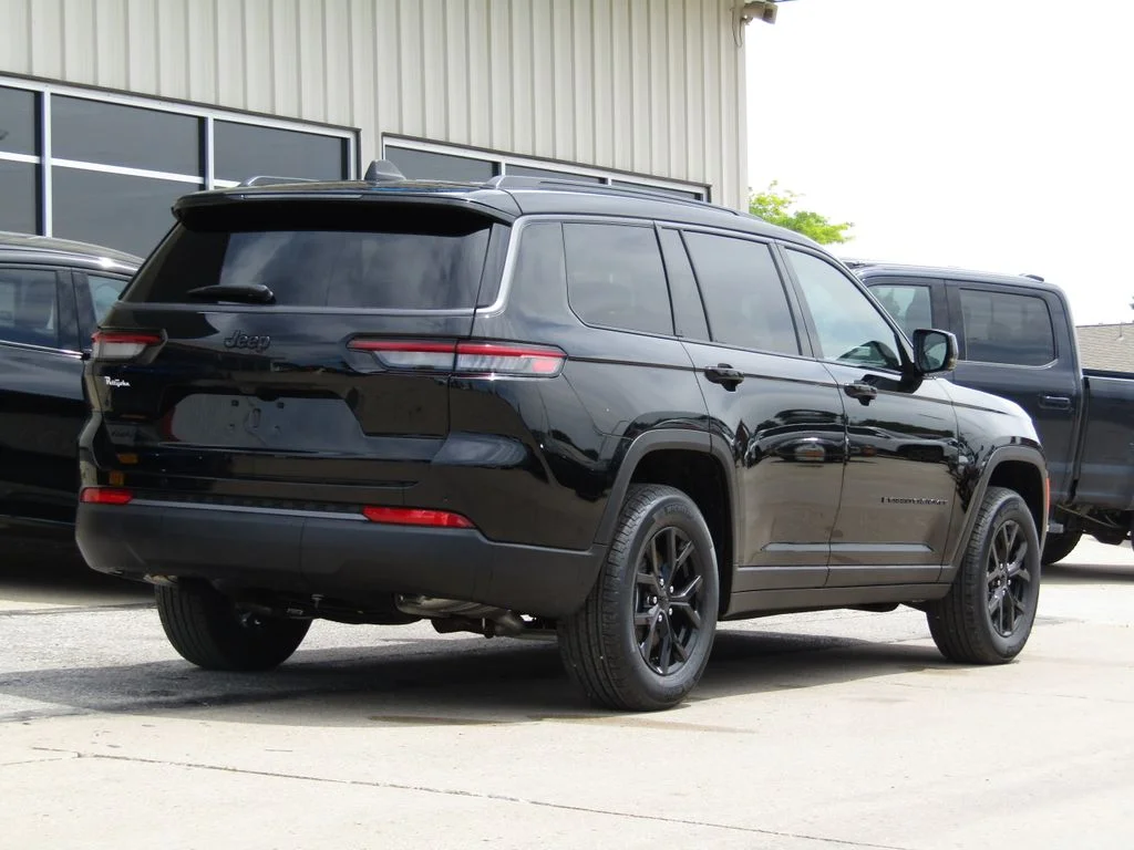 New 2026 Diamond Black Crystal Pearlcoat Jeep Altitude image 3