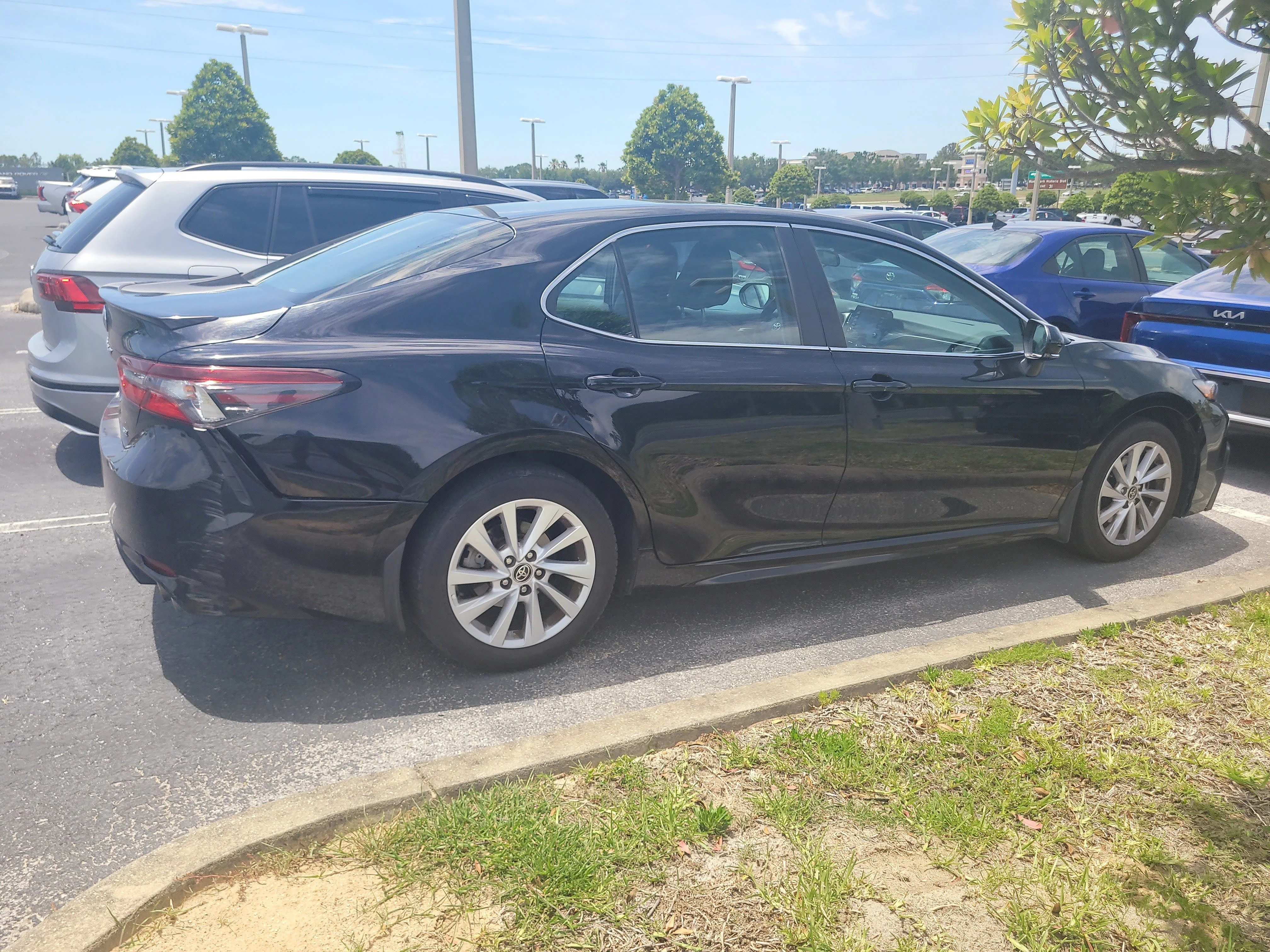 Used 2022  Toyota SE image 7