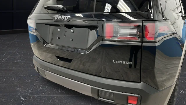 New 2026 Diamond Black Crystal Pearlcoat Jeep Laredo image 35