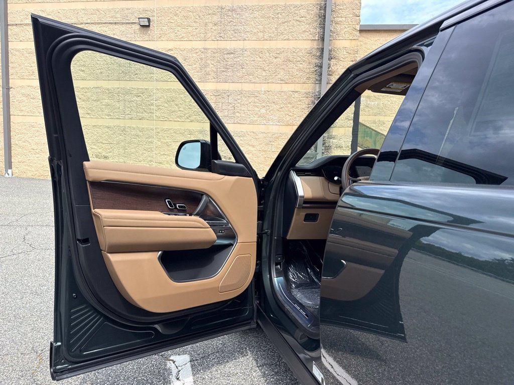 New 2027 Belgravia Green Land Rover SE image 10