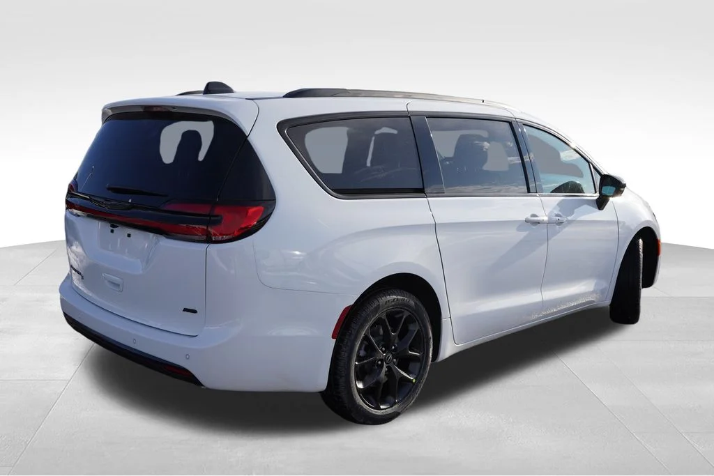 New 2026 Bright White Clear-Coat Exterior Paint Chrysler Select image 3