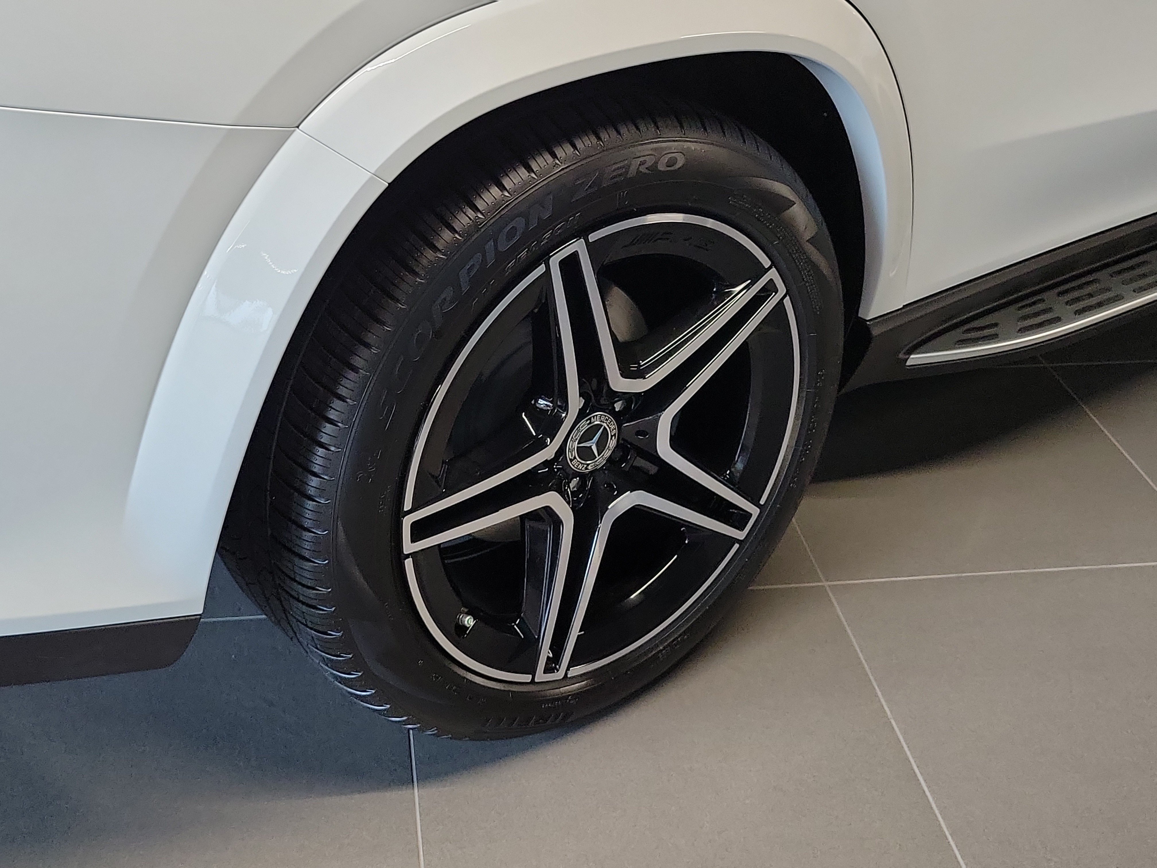 New 2026 MANUFAKTUR Moonlight White Metallic Mercedes-Benz GLS 450 image 37