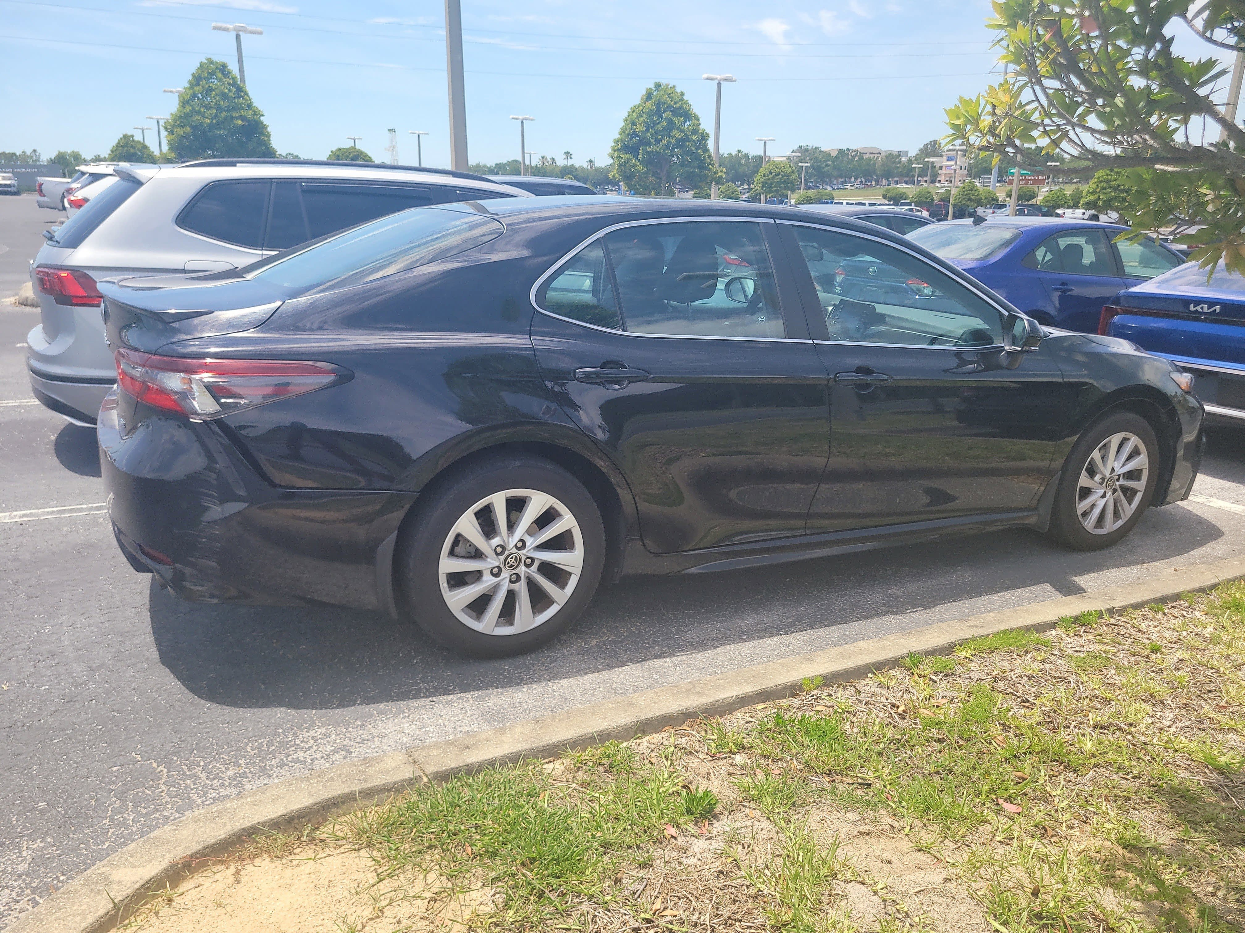 Used 2022  Toyota SE image 7