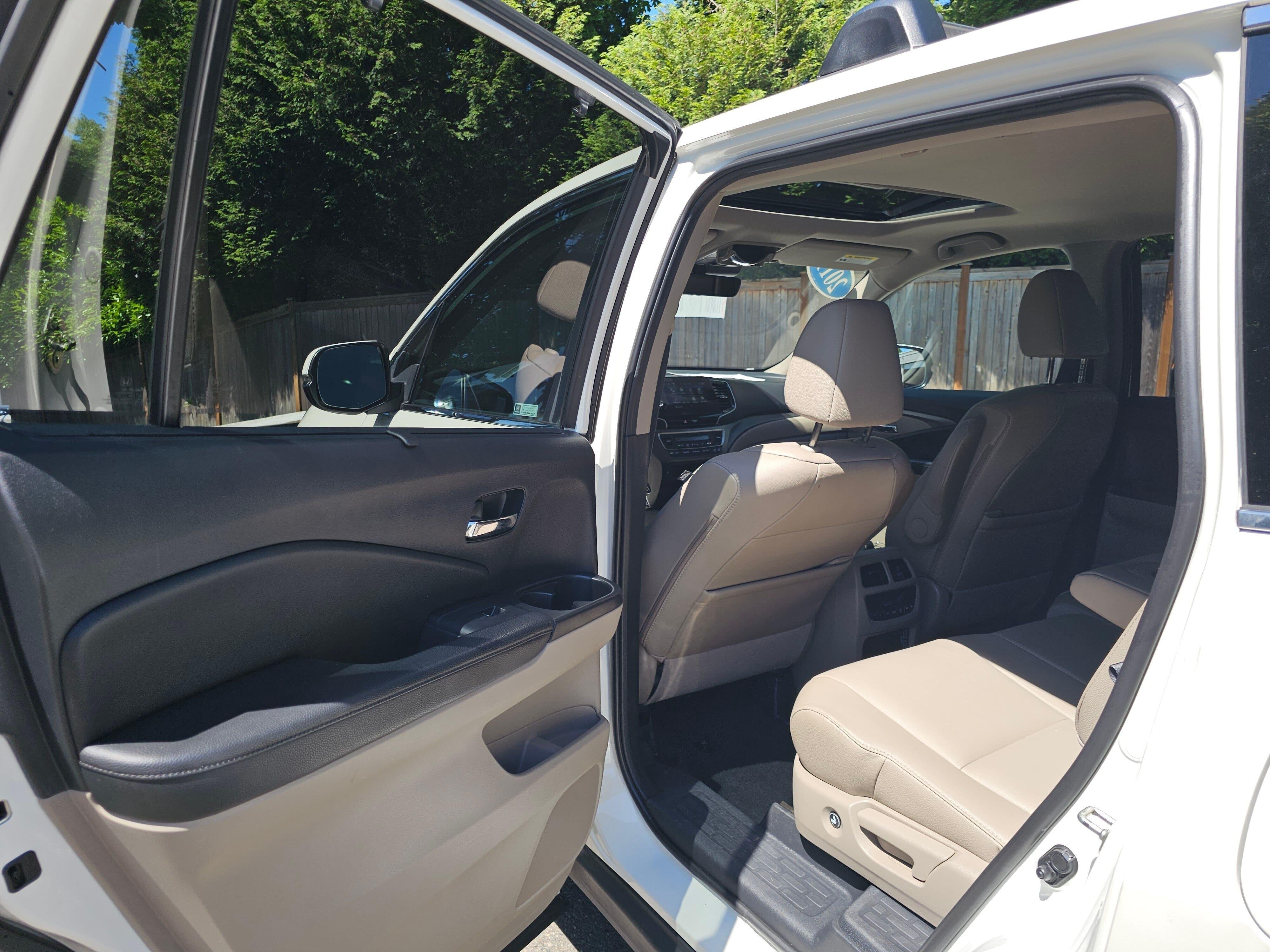 Used 2019 White Diamond Pearl Honda EX-L image 19