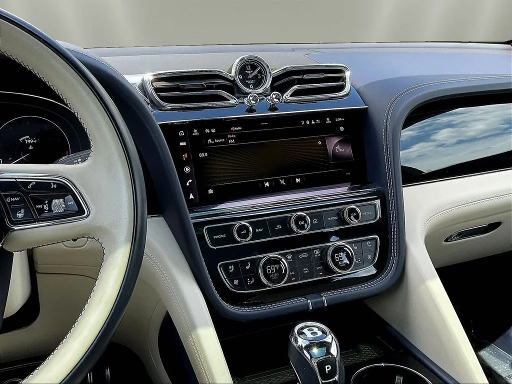 Used 2021  Bentley V8 image 9