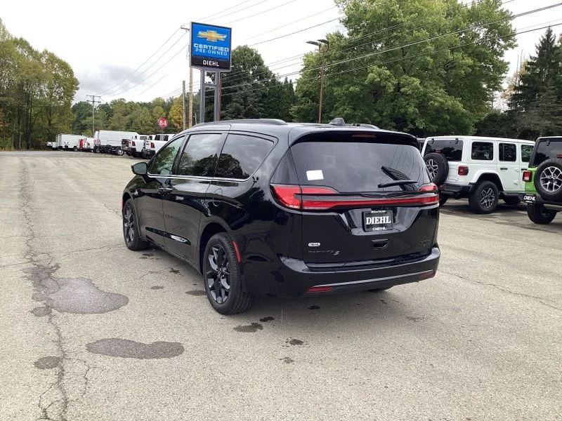 New 2026 Diamond Black Crystal Pearl-Coat Exterior Paint Chrysler Limited image 5