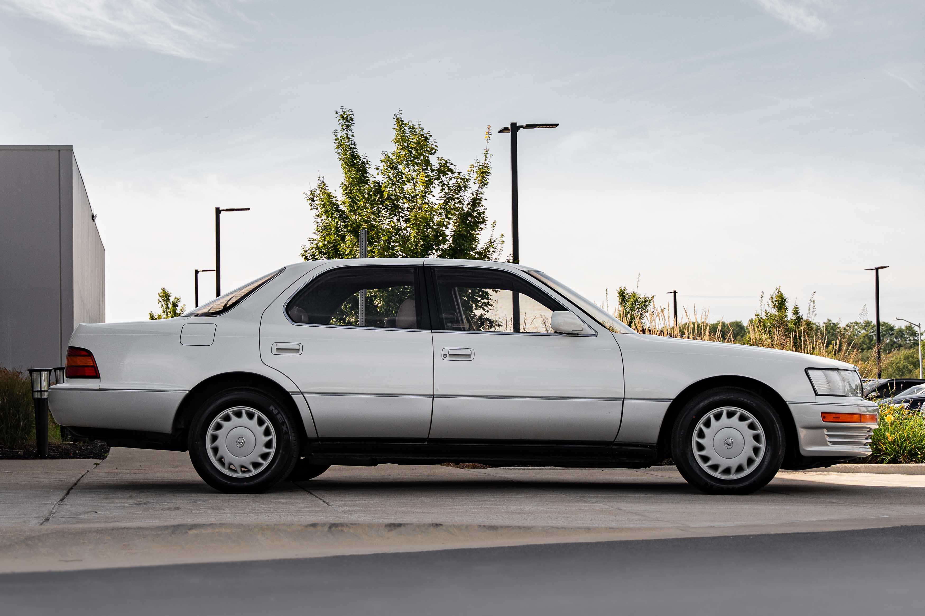 Used 1992 White Lexus 400 image 3