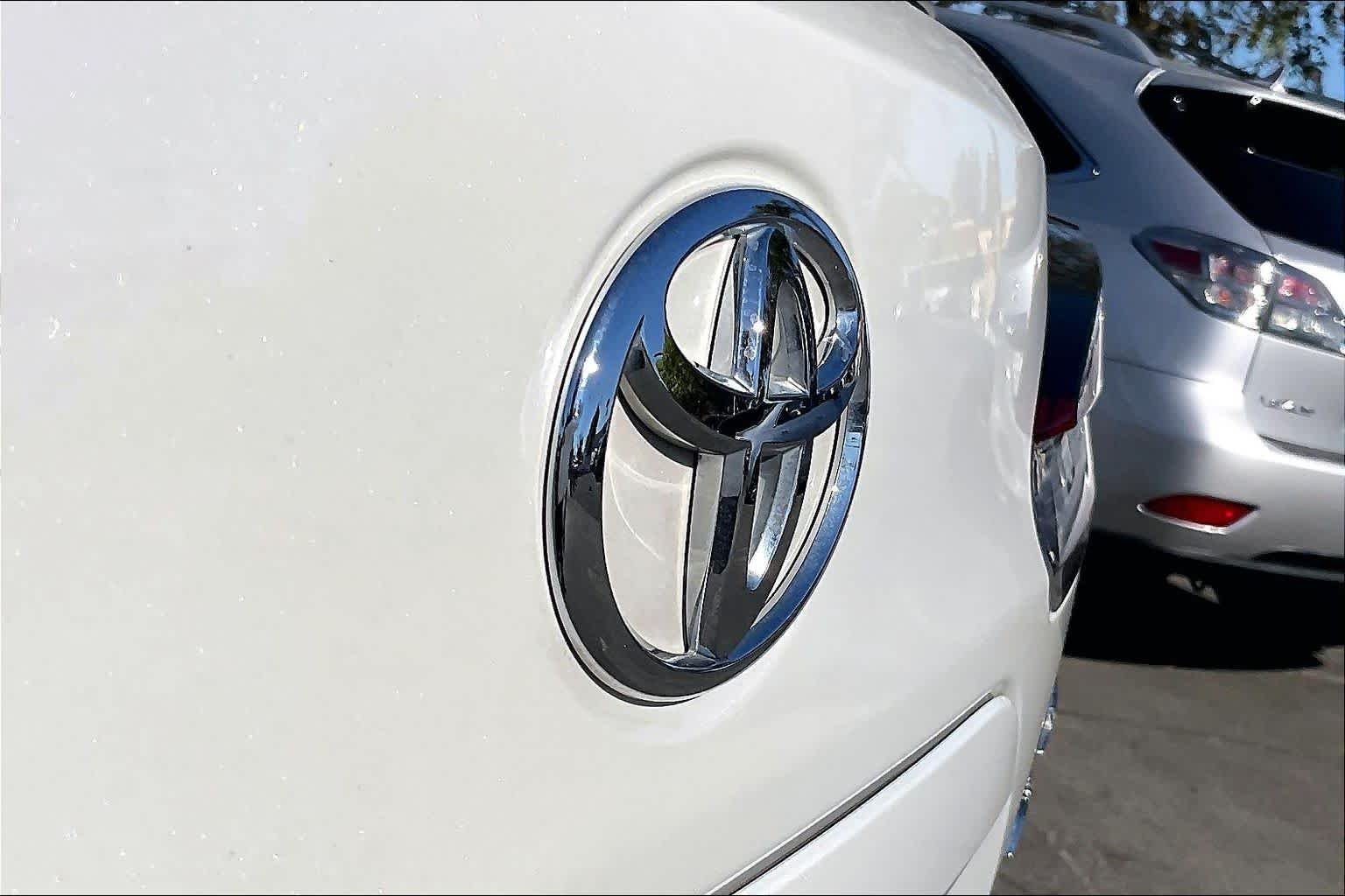 Used 2022 Wind Chill Pearl Toyota XLE image 30