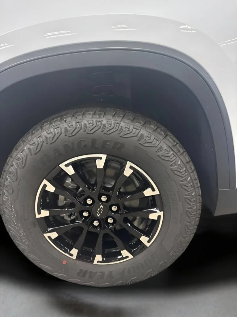 New 2026 Polar White Tricoat Chevrolet Z71 image 25