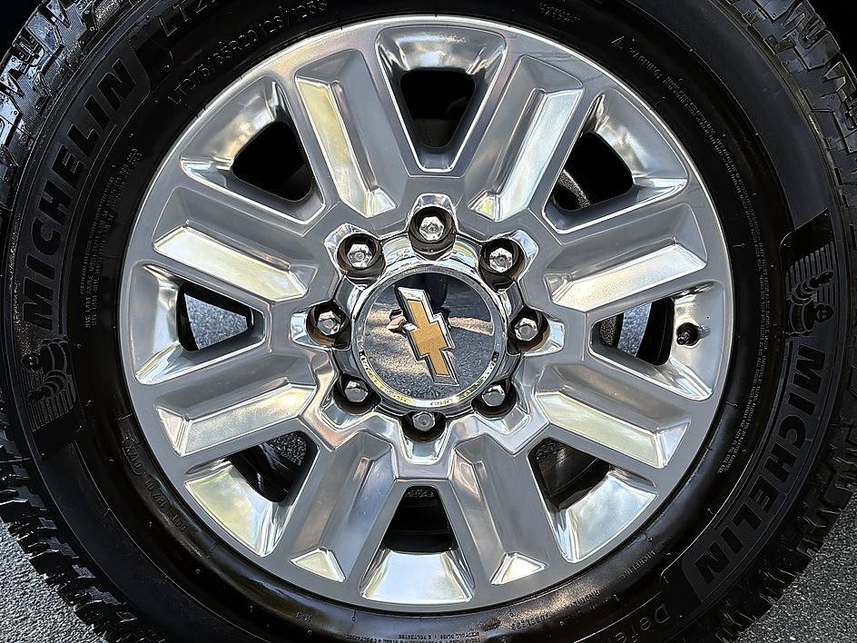 Used 2025 Iridescent Pearl Tricoat Chevrolet High Country image 8