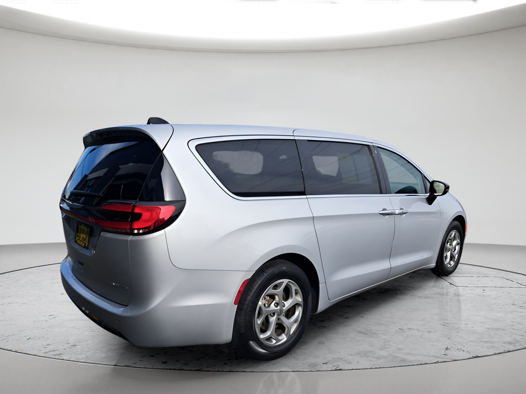 Used 2024 Silver Chrysler Limited image 5