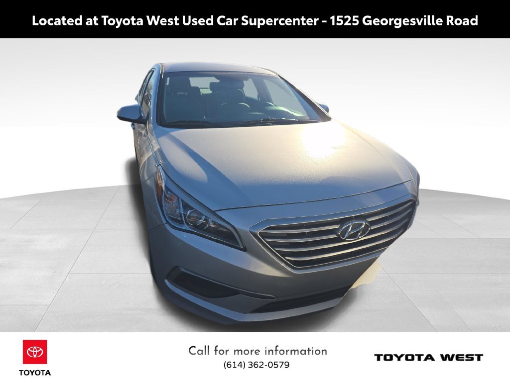 Used 2017 Silver Hyundai SE image 2