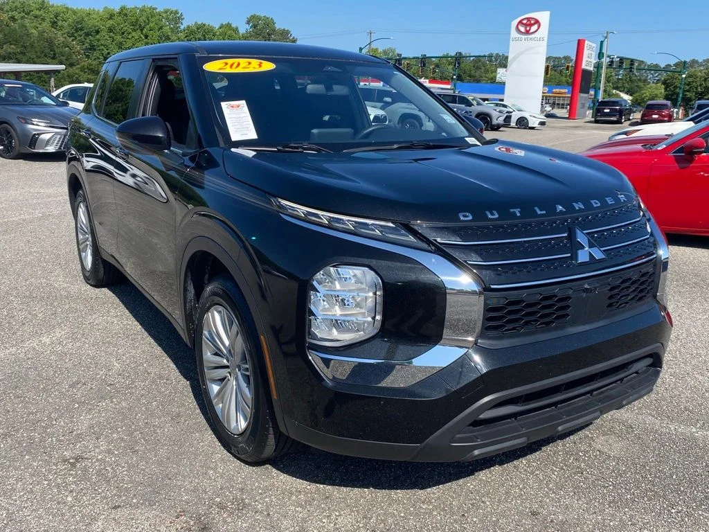 2023 Mitsubishi Outlander ES 2WD's photo