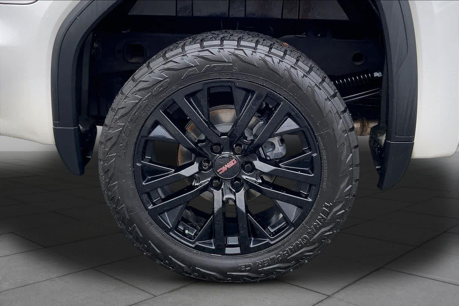 Used 2020 White Frost Tricoat GMC Denali image 11