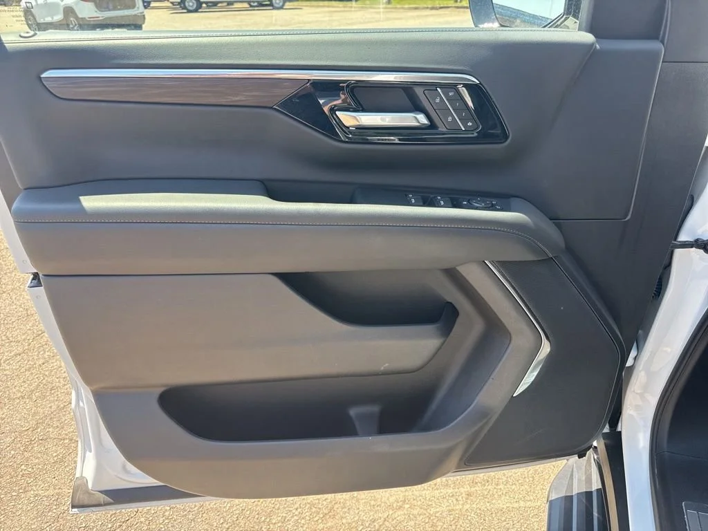 Used 2025 Summit White Chevrolet LT image 29