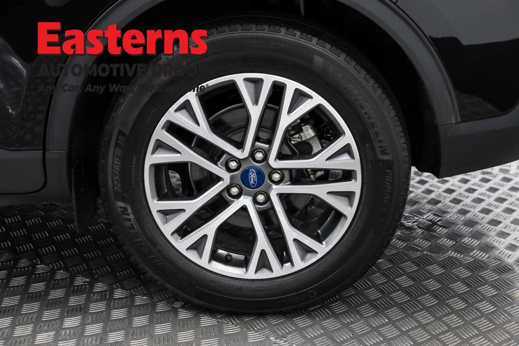 Used 2021 Black Ford SEL image 32