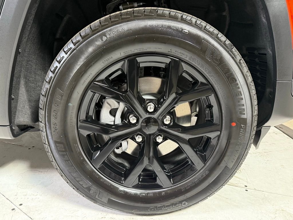 New 2025 Diamond Black Crystal Pearl-Coat Exterior Paint Jeep Altitude X image 9
