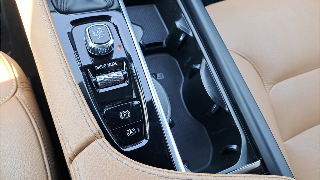 Used 2019 White Volvo T6 Momentum image 23