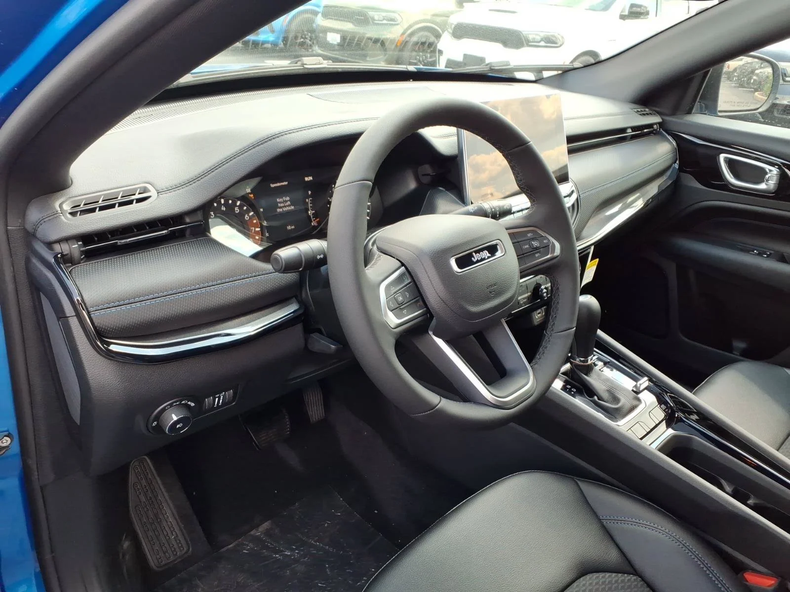 New 2026 Hydro Blue Pearl-Coat Exterior Paint Jeep Latitude image 5