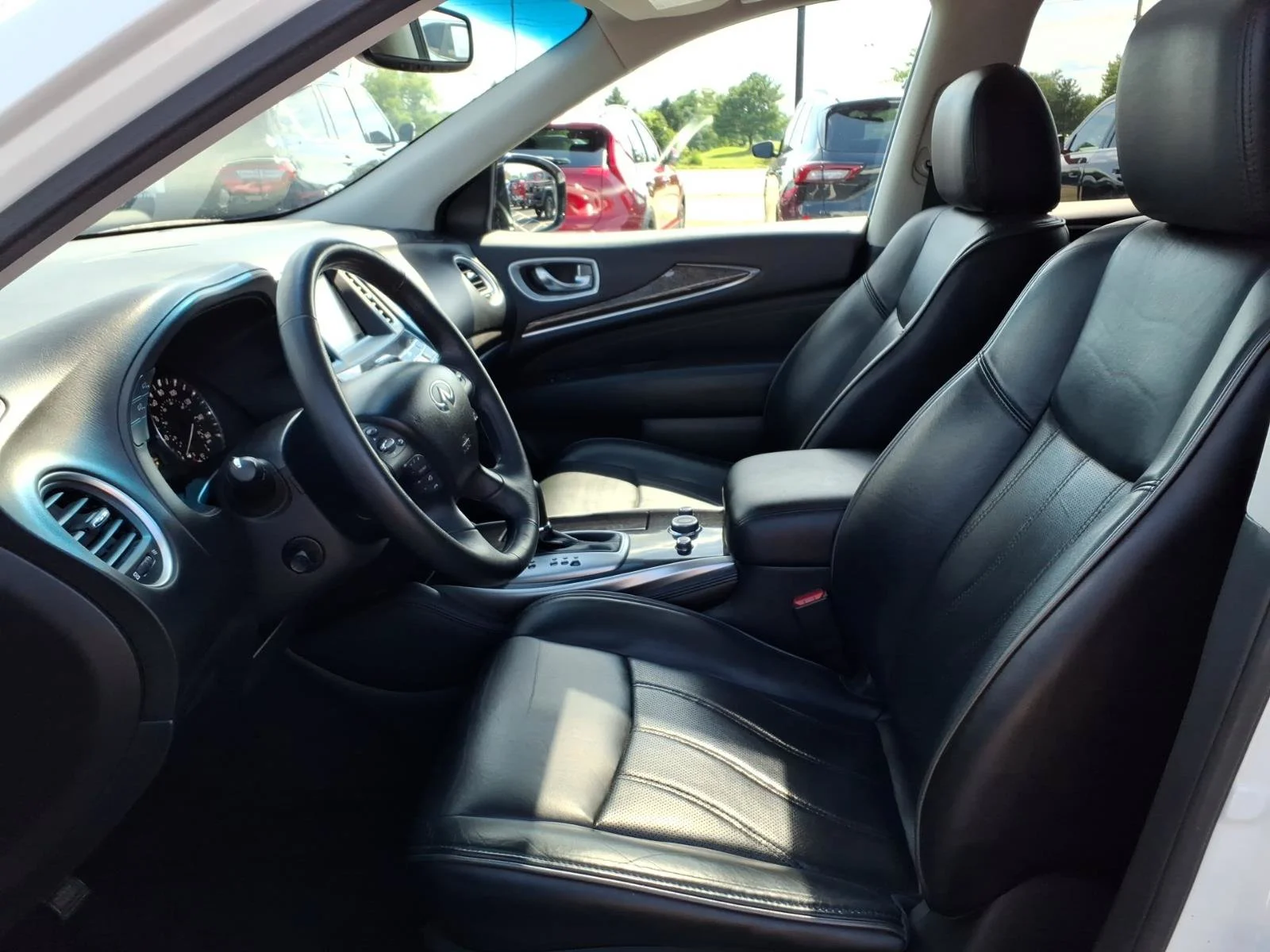 Used 2015 Majestic White INFINITI Base image 25
