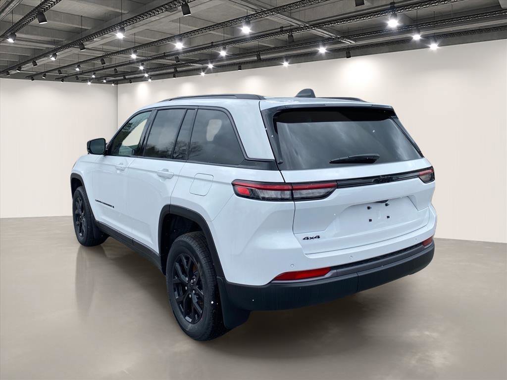 New 2026 Bright White Clear-Coat Exterior Paint Jeep Altitude image 3