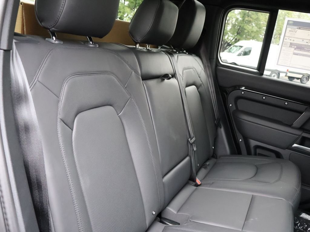 New 2026 Santorini Black LAND ROVER X-Dynamic SE image 12