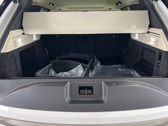 New 2026 Fuji White Land Rover SE image 29