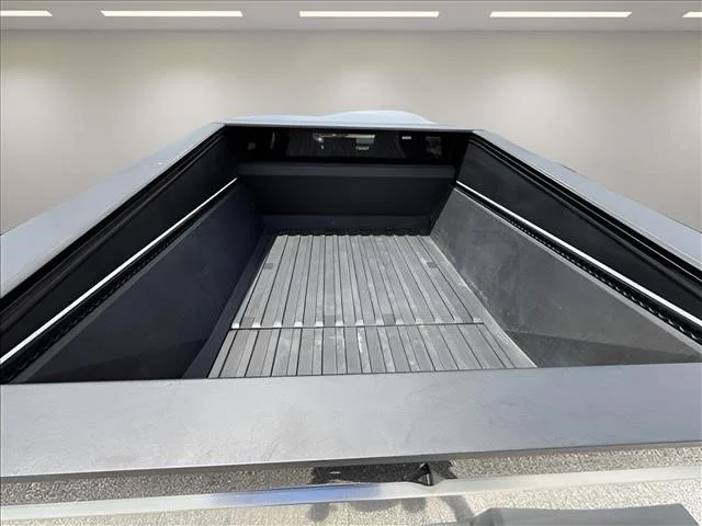 Used 2024  Tesla Base image 18