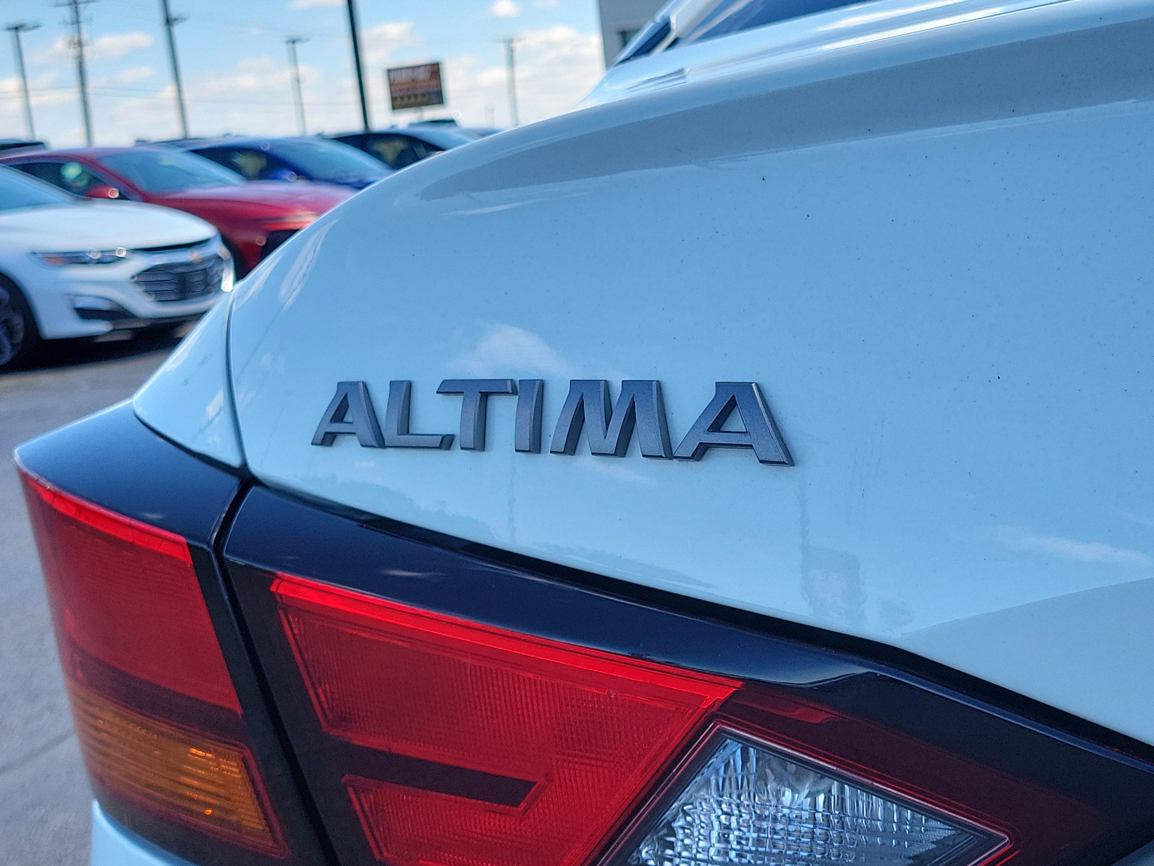 2025 Nissan Altima SR - Photo 6