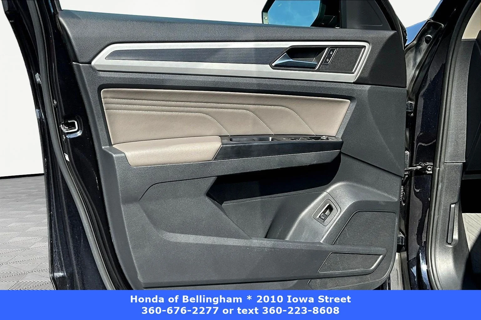 Used 2021 Deep Black Volkswagen 3.6L V6 SEL R-Line image 17
