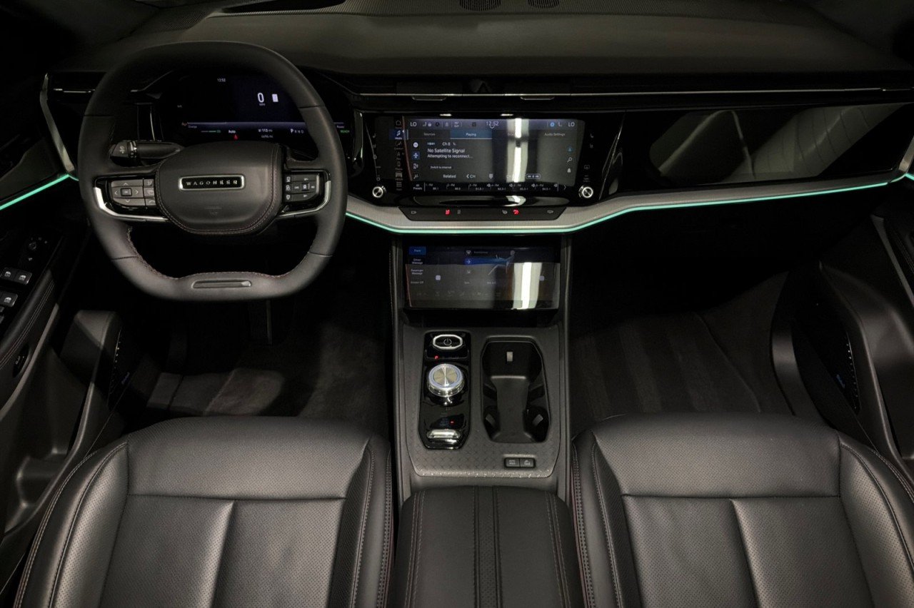 Used 2025 BRIGHT CLEAR COAT Jeep Launch Edition image 12