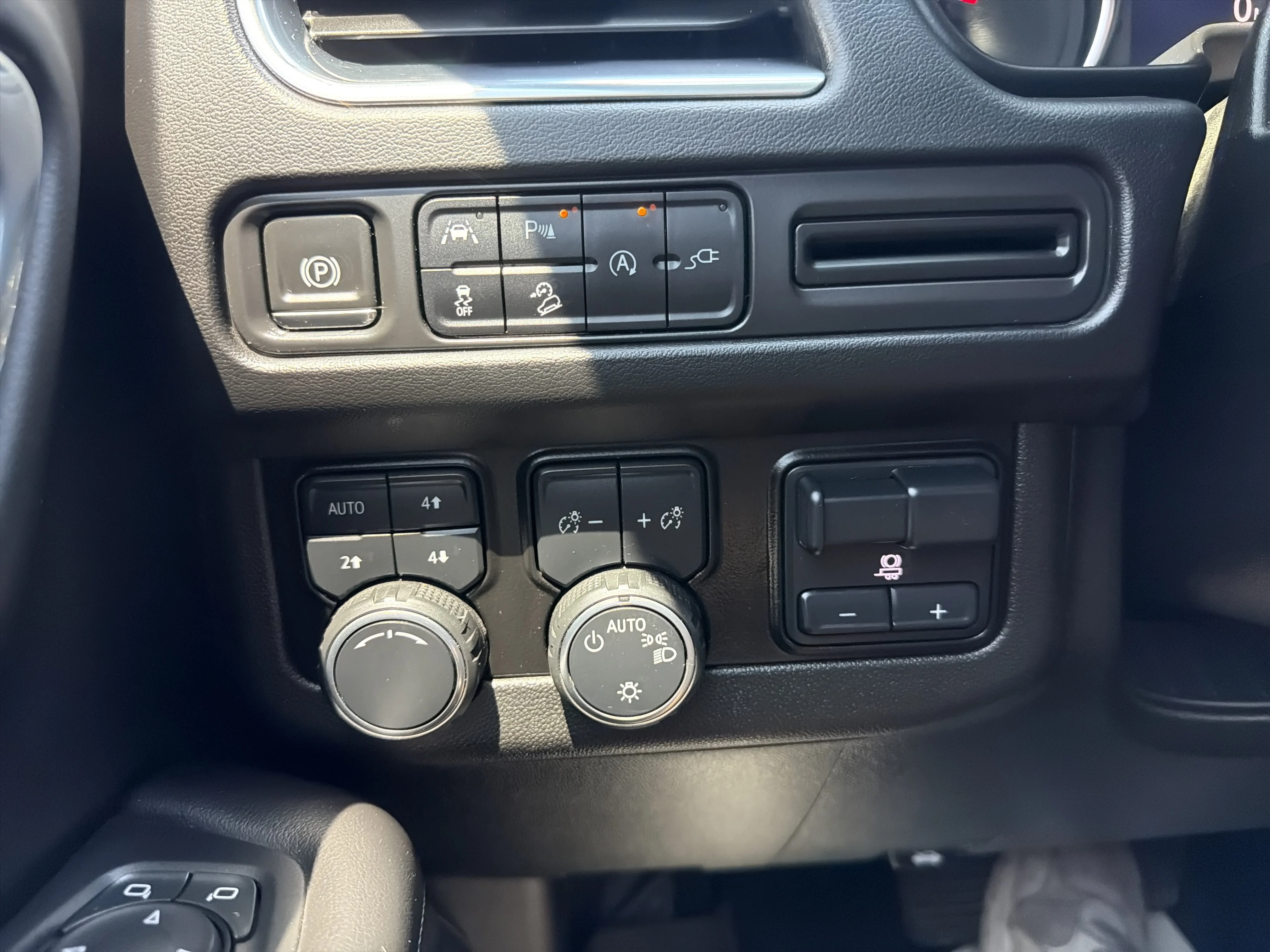 Used 2021 Black Chevrolet Z71 image 28