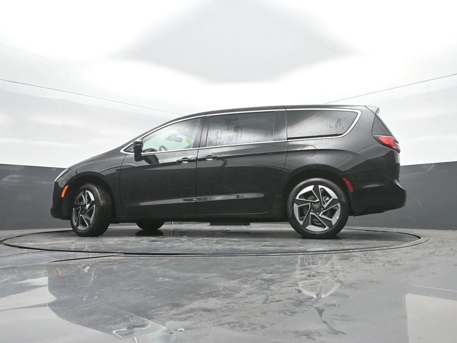 New 2027 Diamond Black Crystal Pearl-Coat Exterior Paint Chrysler Limited image 36