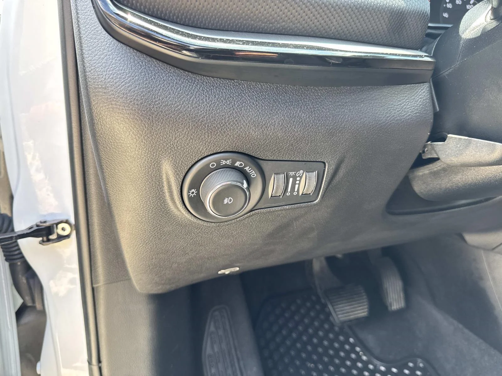 Used 2025 Bright White Clearcoat Jeep Trailhawk image 20