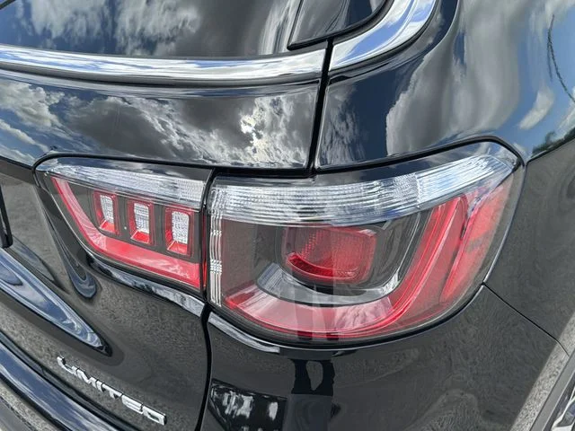 New 2026 Diamond Black Crystal Pearl-Coat Exterior Paint Jeep Limited image 9