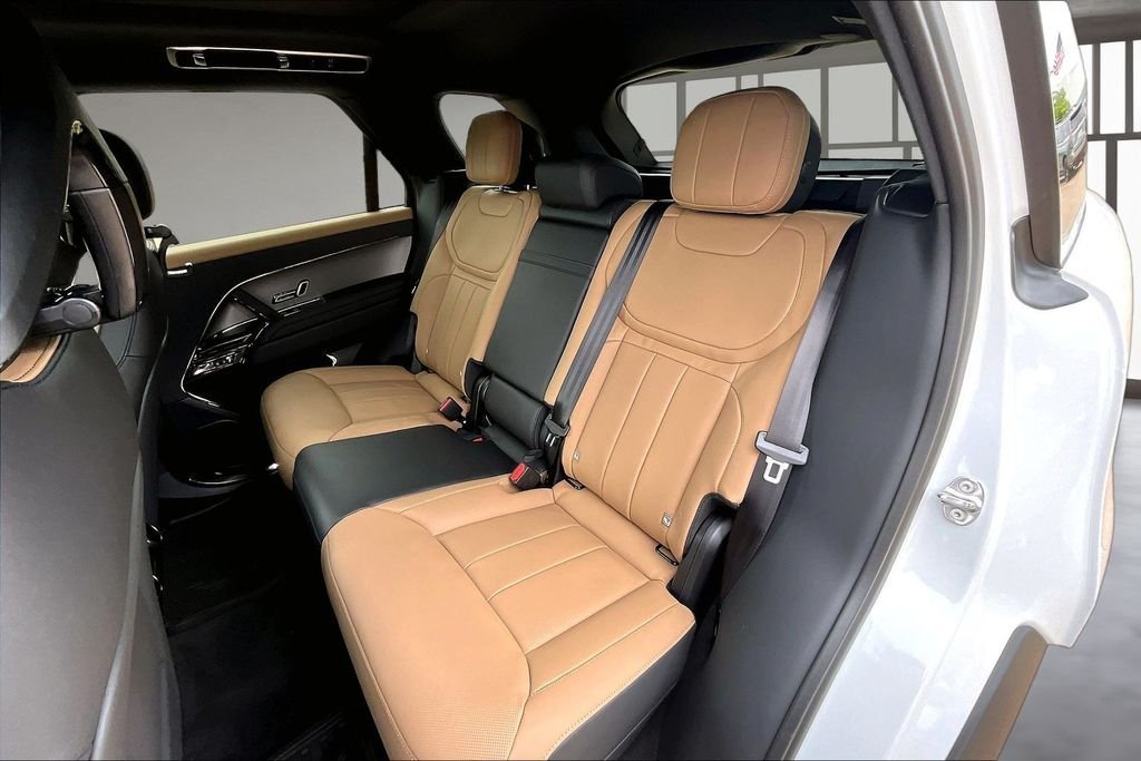 New 2026 Fuji White Land Rover Dynamic SE image 10