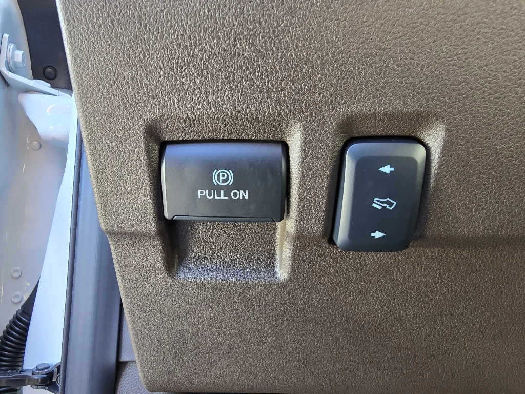 New 2027 Star White Metallic Tri-Coat Ford F-450® King Ranch® image 16