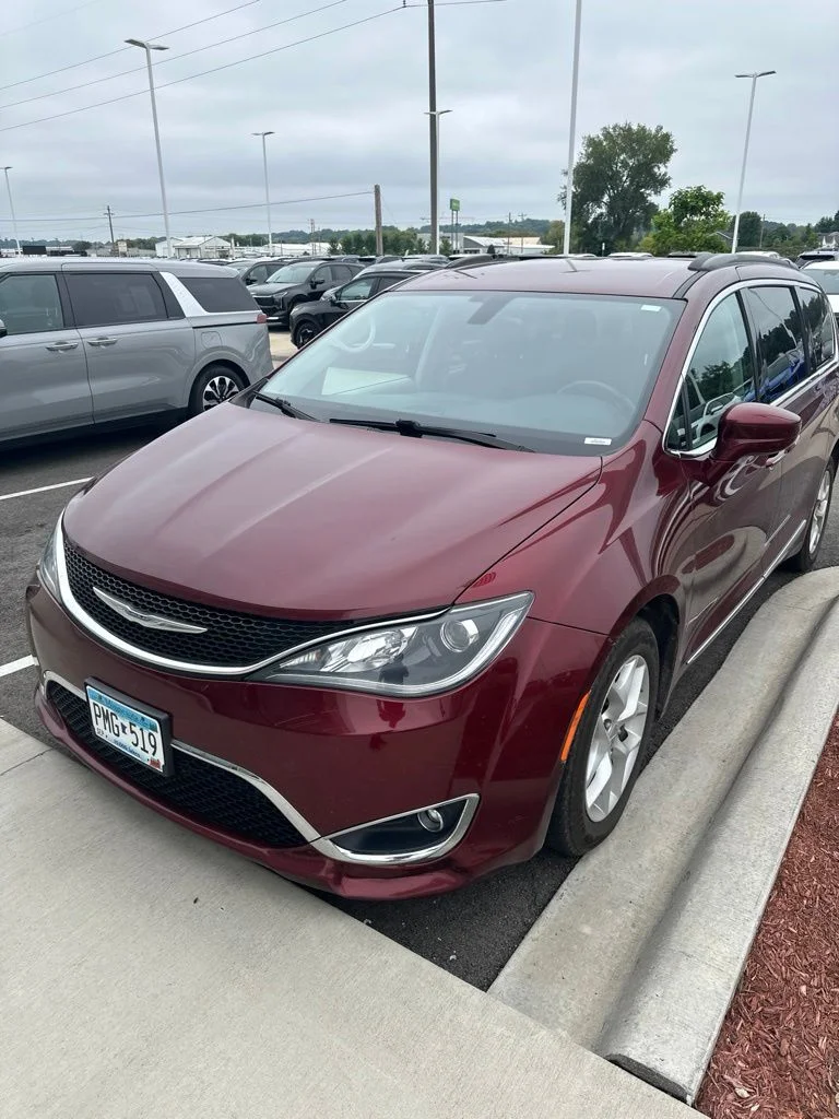 Used 2017 Red Chrysler Touring L image 2