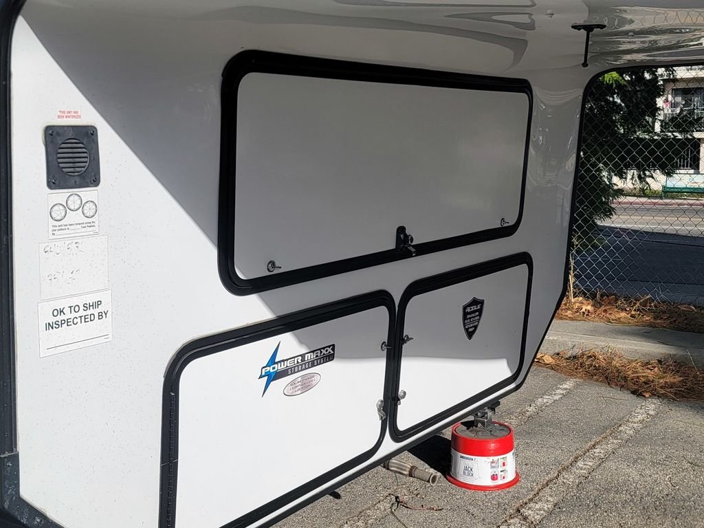 Used 2022  Rogue Toy Hauler image 5