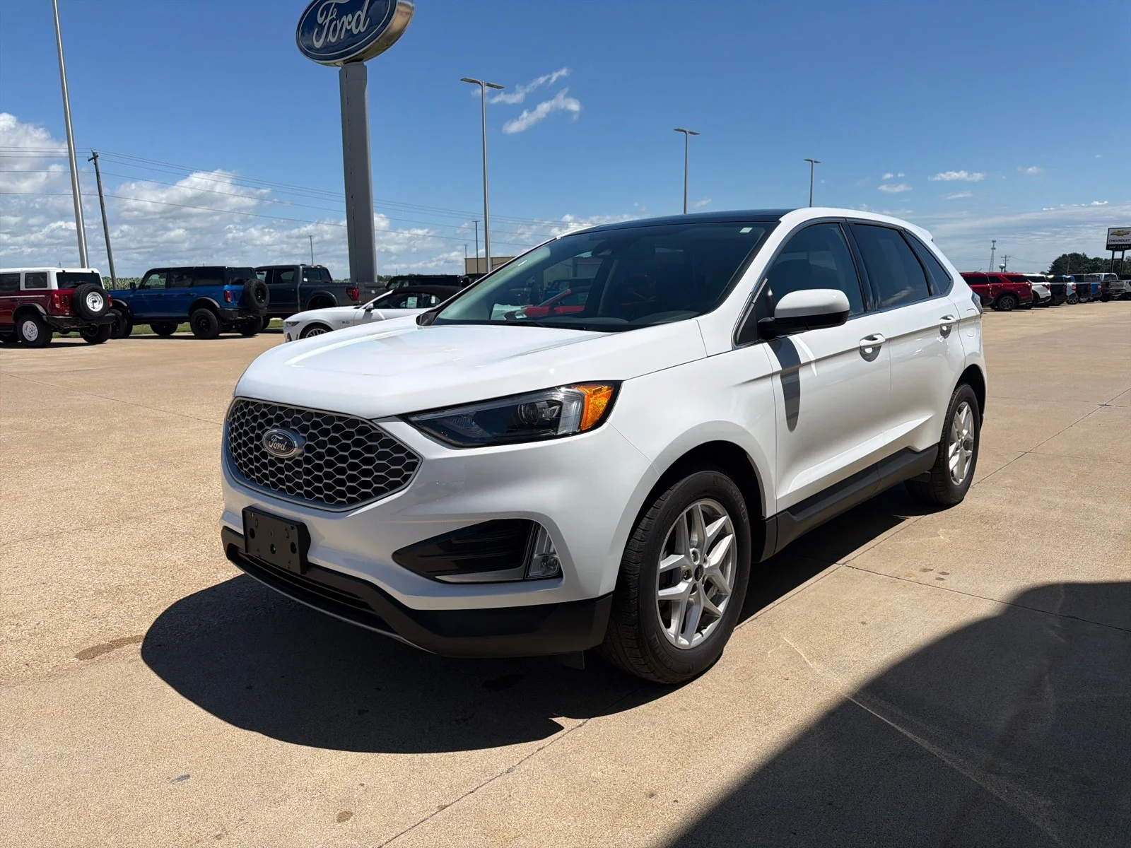 Used 2024 Oxford White Clearcoat Ford SEL image 4