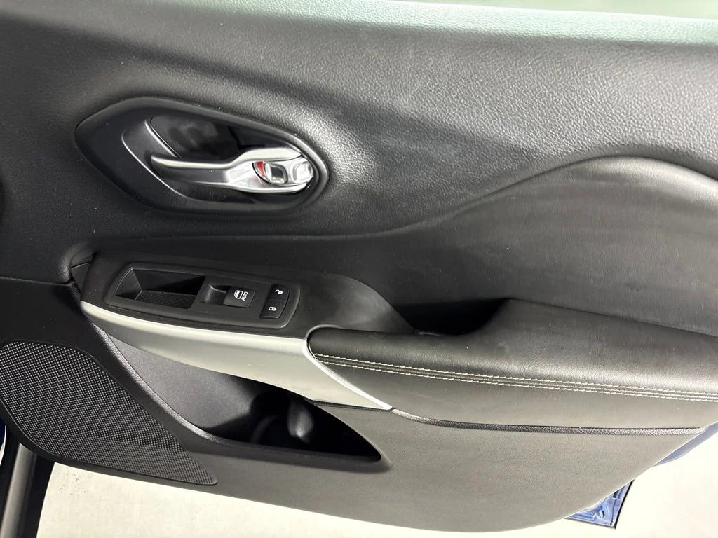 Used 2018 Blue Jeep Latitude Plus image 9