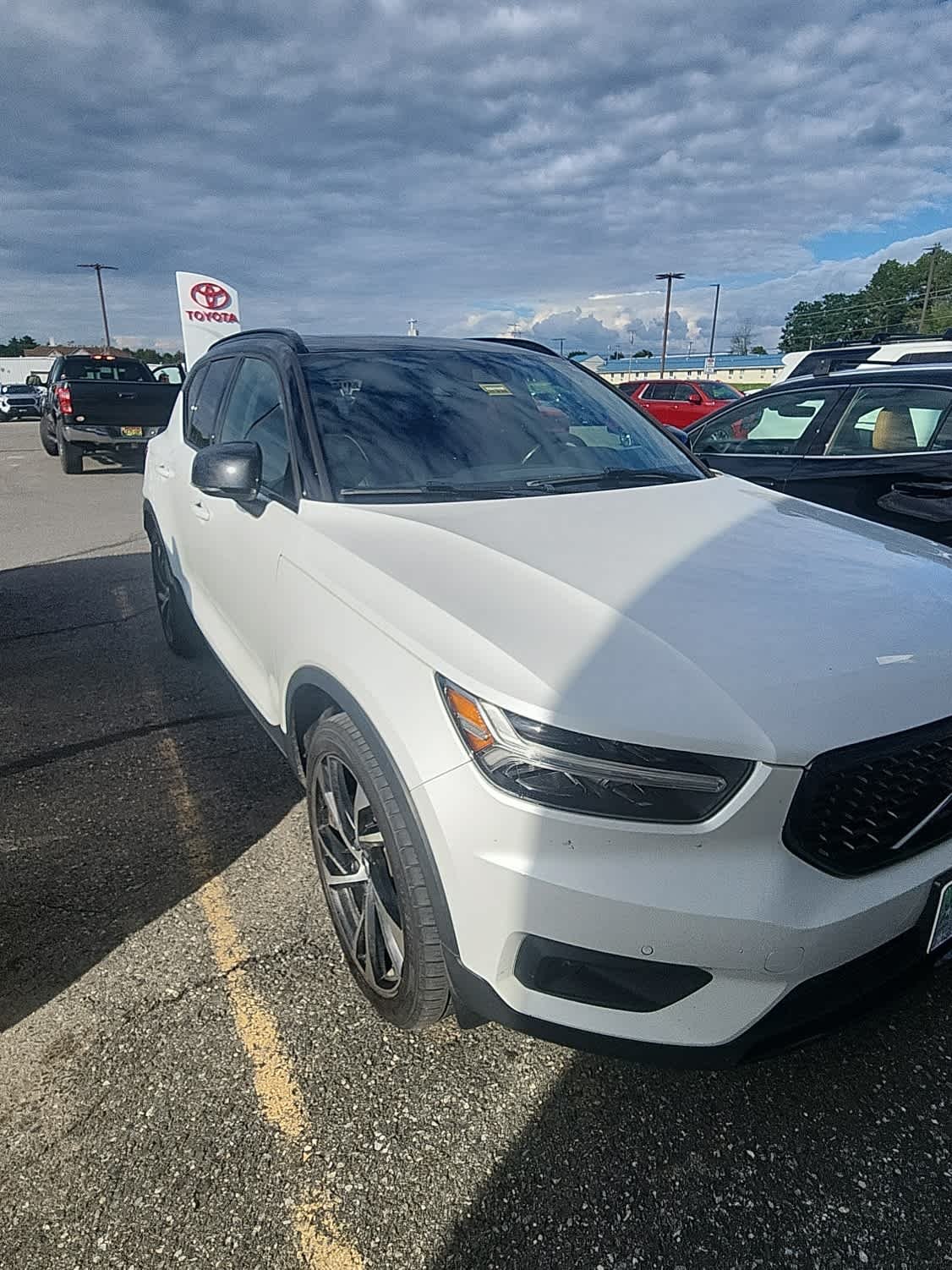 Used 2020 White Volvo R-Design image 3
