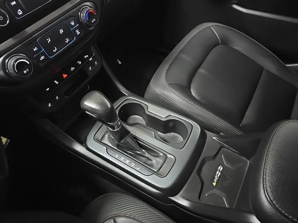 Used 2022 White GMC AT4 w/Leather image 26