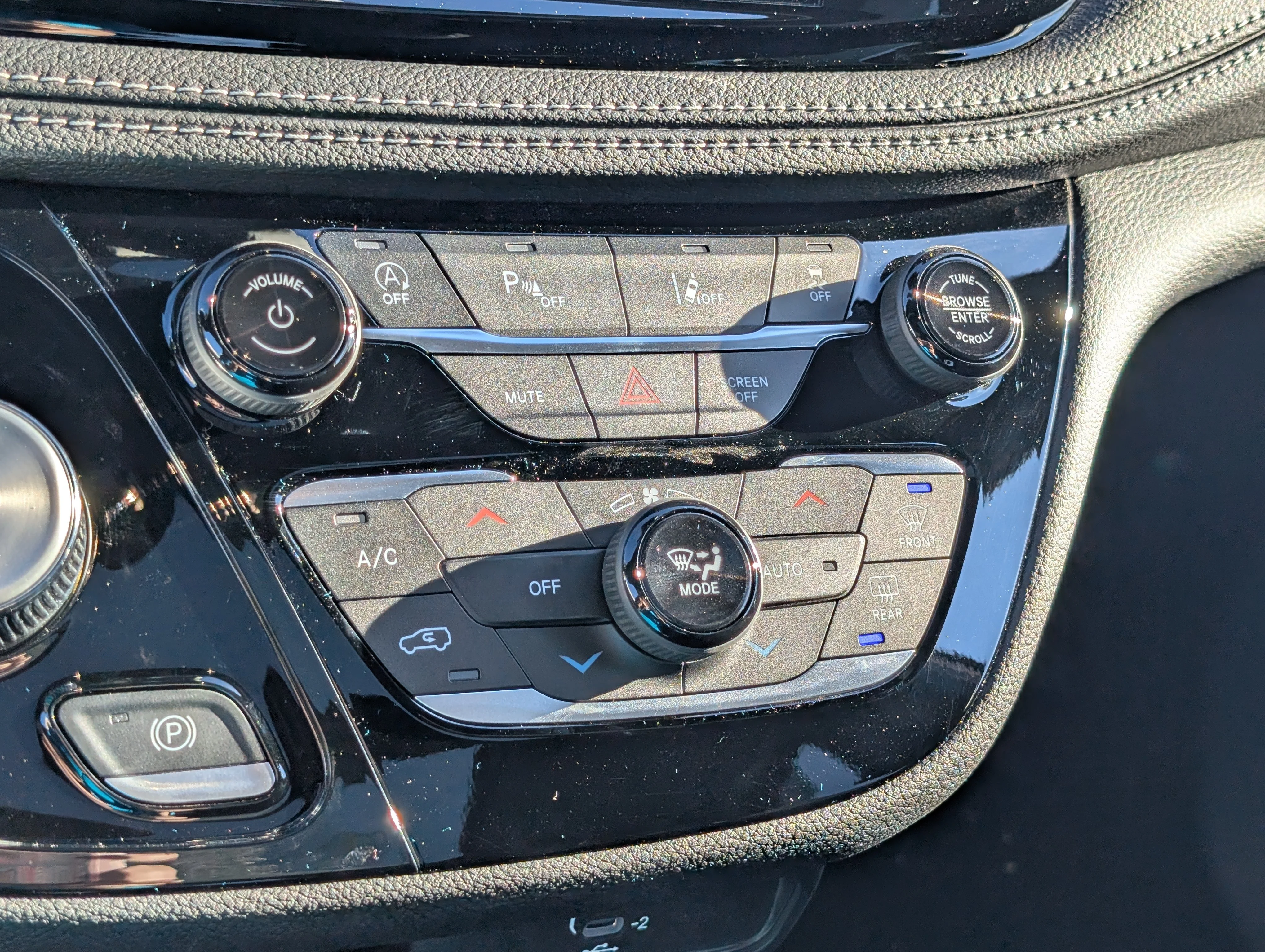 New 2026 Diamond Black Crystal Pearl Chrysler Select image 30