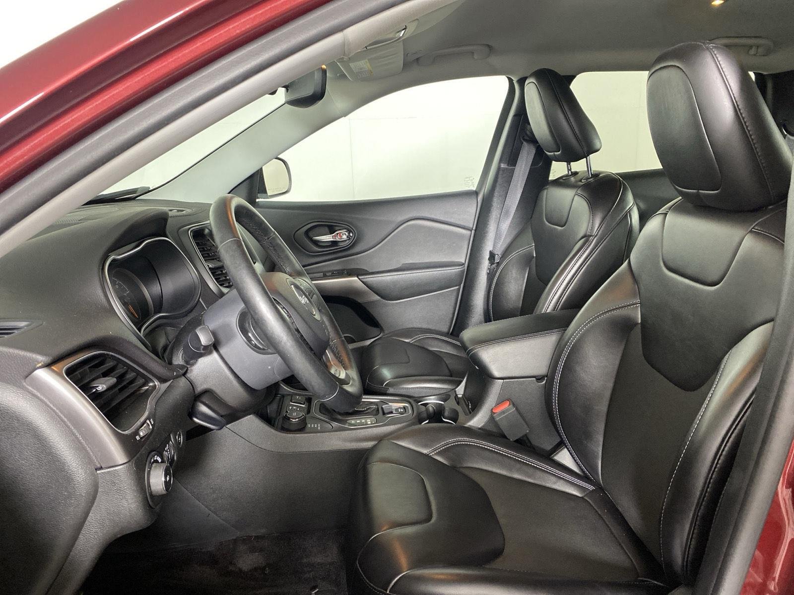 Used 2019 Velvet Red Pearlcoat Jeep Latitude Plus image 13