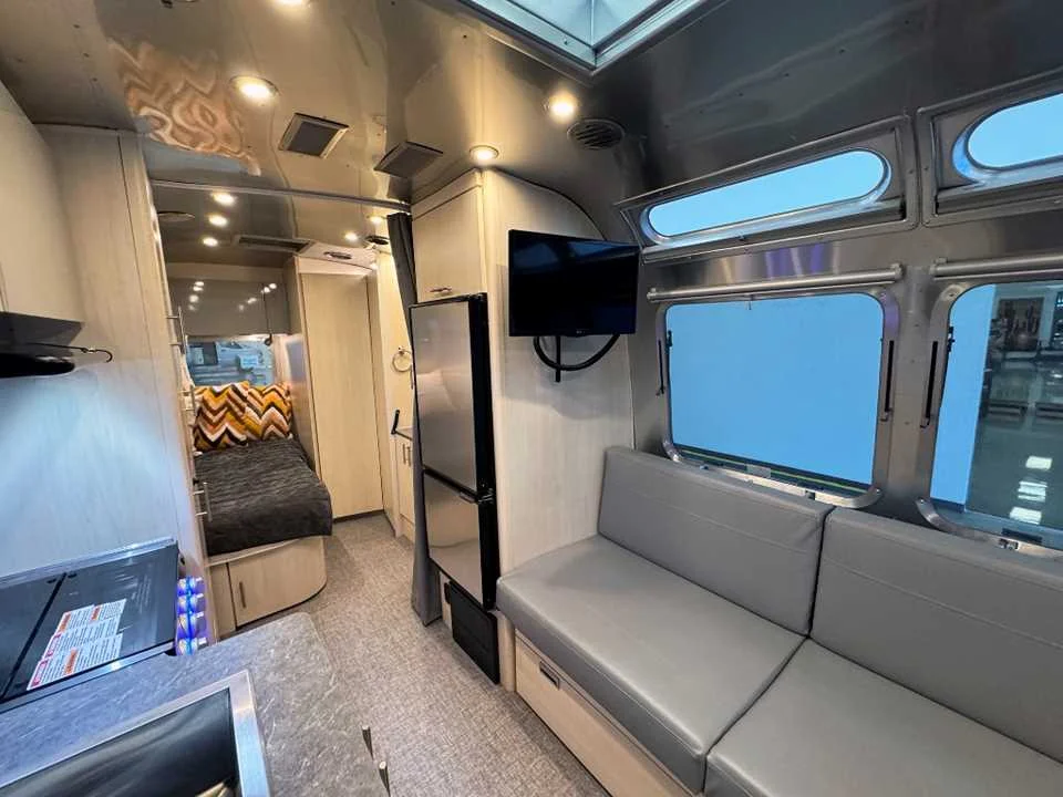 Used 2022 SILVER AIRSTREAM  image 8