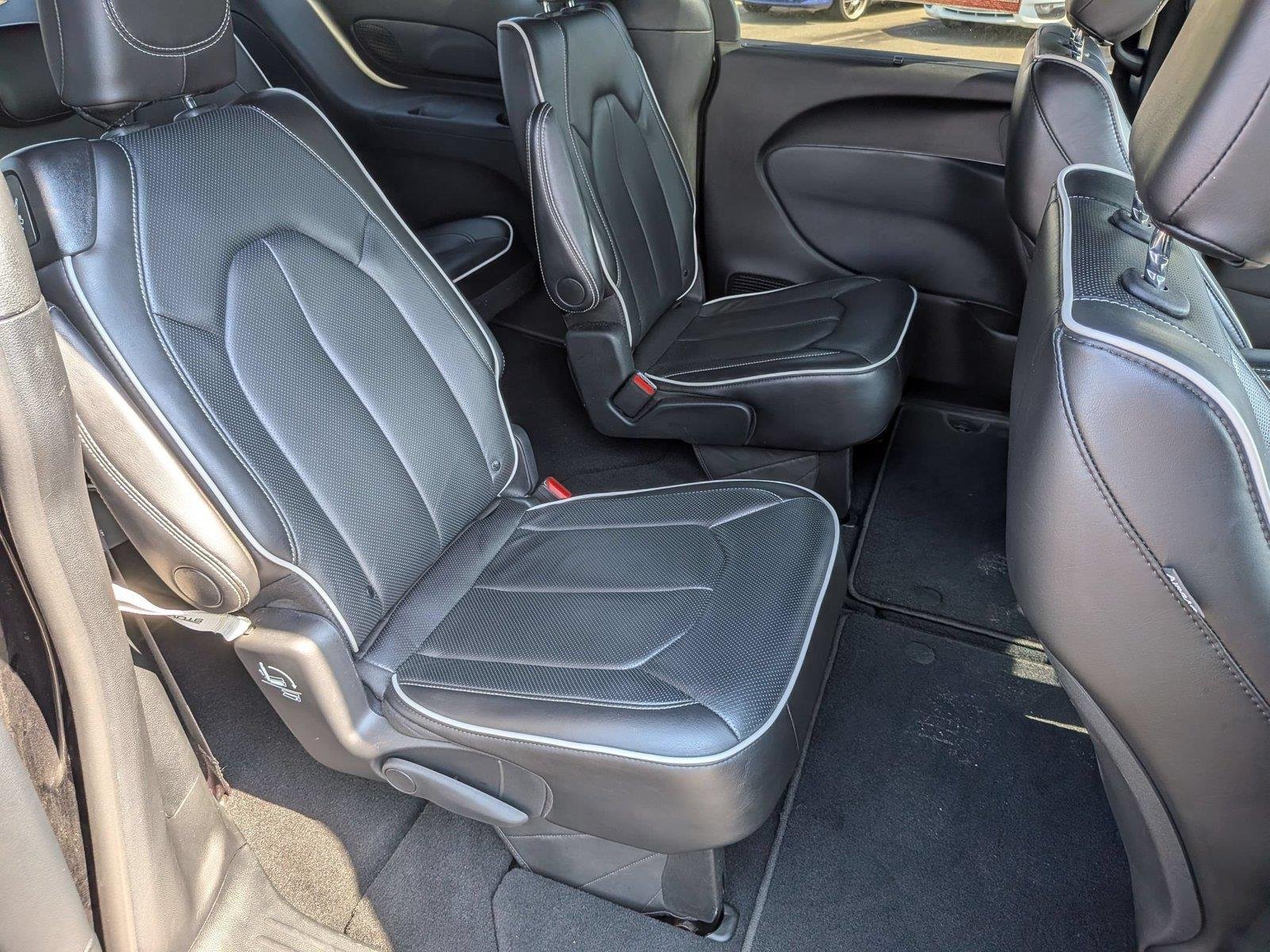 Used 2025 Diamond Black Crystal Pearlcoat Chrysler Limited image 36